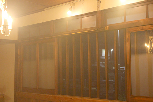 花火で、店の中が煙で充満。